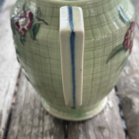 Mid 20th-Century Hand Painted “Window Pane” Camellia Earthenware Jug - Japan - Picture 6 of 7